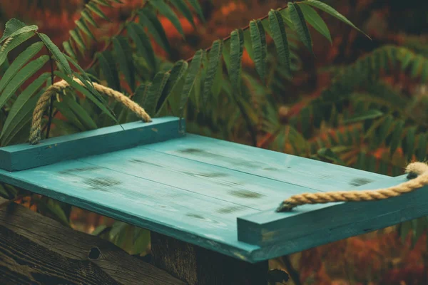 自然を背景にした木製の盆 緑の木のトレイ 緑の木のテーブル木製の背景 — ストック写真