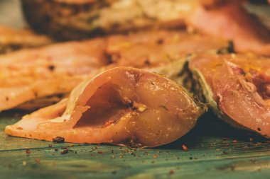 Protvin içinde kızarmış balık, ev yapımı yemekler, sağlıklı yiyecekler. Parça parça kızarmış balık.