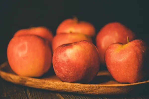 Maçãs Vermelhas Uma Chapa Madeira Fundo Escuro Maçã Fruta Vermelha — Fotografia de Stock