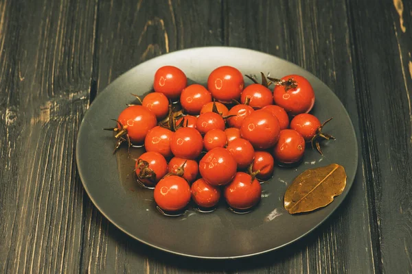 Juicy Spicy Marinated Tomatoes Tblack Plate Black Background Salted Tomatoes — Stock Photo, Image