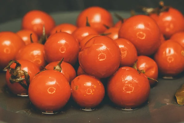 Juicy Spicy Marinated Tomatoes Tblack Plate Black Background Salted Tomatoes — Stock Photo, Image