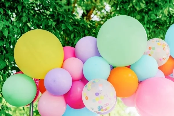 Frumoase Baloane Festive Multicolore Colorate Baloane Multicolore Fundalul Verdeață — Fotografie, imagine de stoc