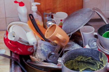 Kirli bulaşıklar lavaboda. yerli mutfak bulaşıkları dağınık ev yıkama