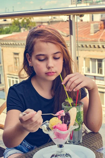 Chica Adolescente Feliz Sonriendo Sentado Restaurante Cafetería Comiendo Helado Comida —  Fotos de Stock