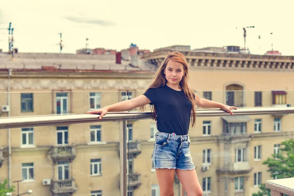 Adolescente Shirt Noir Fille Ans Posant Sur Véranda Dans Café — Photo