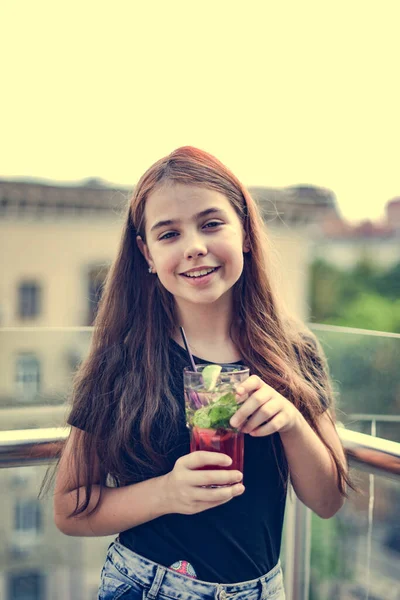 一个在咖啡馆里的青少年在炎热的一天喝冷饮 穿黑色T恤的女孩青少年 — 图库照片