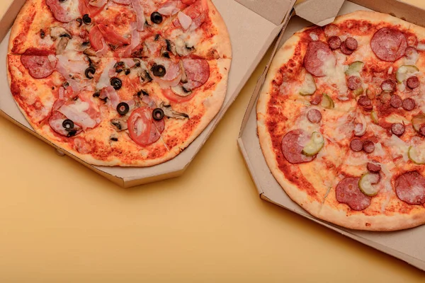Pizza Carton Ondulé Brun Boîte Emporter Sur Fond Jaune Ronde — Photo