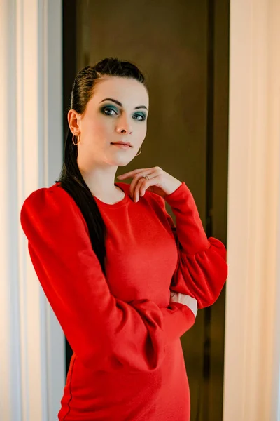Chica Joven Con Vestido Rojo Interior Modelo Pensativo Emociones Una — Foto de Stock
