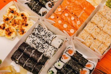 Suşi ruloları. Kapatın. Maki suşisi Japon yemeği rulosu. Japon pilavı, deniz ürünleri, maki.