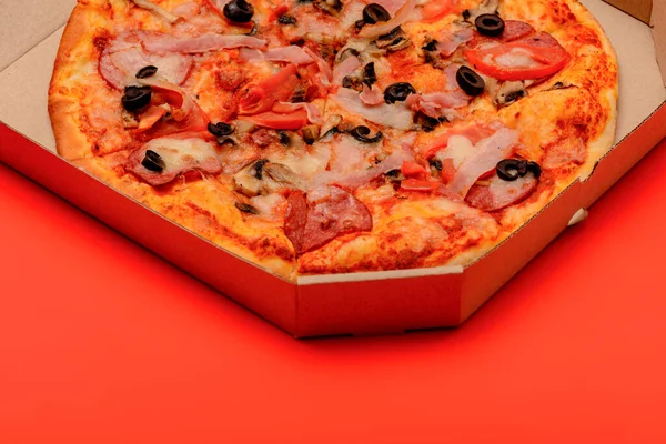 Savoureux Pizza Savoureuse Isolé Sur Fond Rouge — Photo