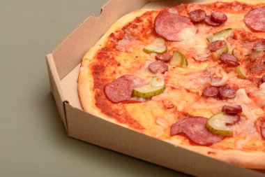 Kahverengi lifli paket servis kutusunda pizza. yuvarlak, pizza