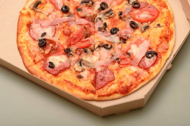 Kahverengi lifli paket servis kutusunda pizza. yuvarlak, pizza