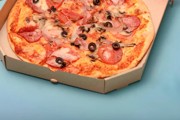 Pizza Carton Ondulé Brun Boîte Emporter Sur Fond Bleu Ronde — Photo