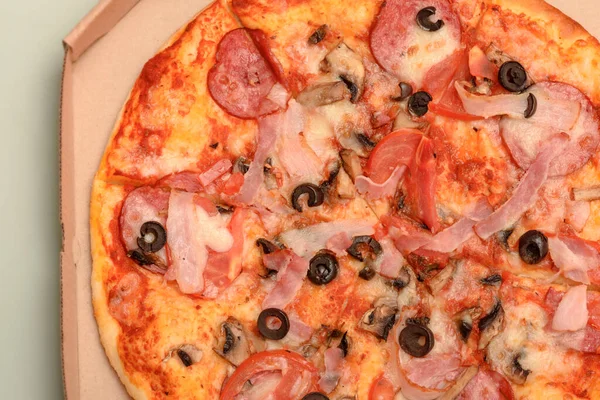 Pizza Brązowej Tekturze Falistej Wynos Okrągła Pizza — Zdjęcie stockowe