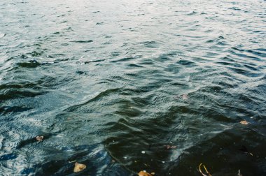 Su, göl, dalga, arka plan. Nehir suyu dokusu. Nehirdeki parlak ve yansıtıcı yüzey suyu.