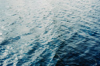 Su, göl, dalga, arka plan. Nehir suyu dokusu. Nehirdeki parlak ve yansıtıcı yüzey suyu.