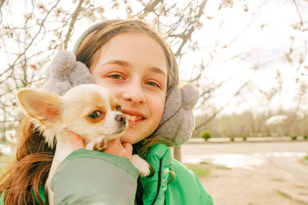 Adolescente Avec Chihuahua Fille Veste Verte Avec Chiot Dans Les — Photo