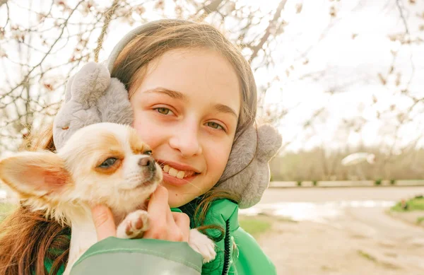 Adolescente Avec Chihuahua Fille Veste Verte Avec Chiot Dans Les — Photo