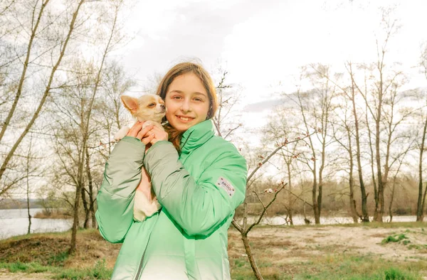 Tonårstjej Med Chihuahua Flicka Grön Jacka Med Valp Armarna Chihuahua — Stockfoto
