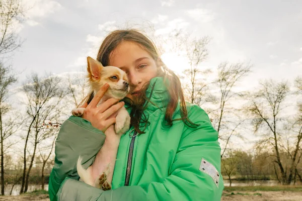 Nastolatka Chihuahua Dziewczyna Zielonej Kurtce Szczeniakiem Ramionach Chihuahua Pies Dziewczyną — Zdjęcie stockowe