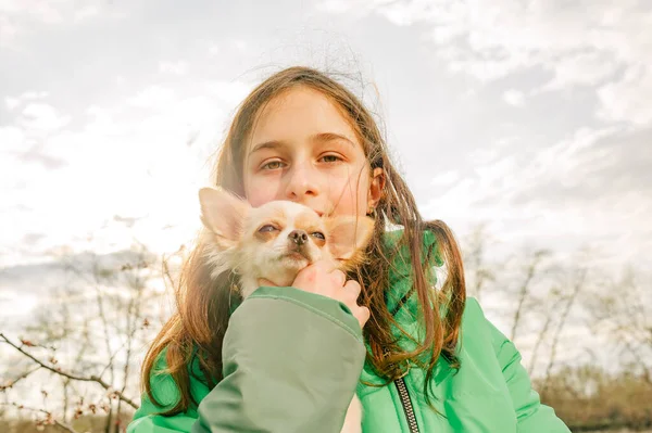 Teenager Mädchen Mit Chihuahua Mädchen Grüner Jacke Mit Welpe Auf — Stockfoto