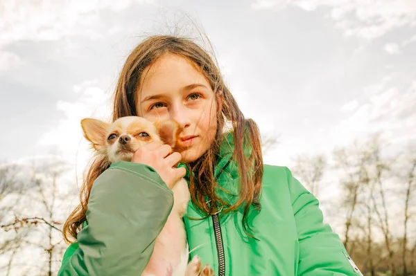 Adolescente Avec Chihuahua Fille Veste Verte Avec Chiot Dans Les — Photo