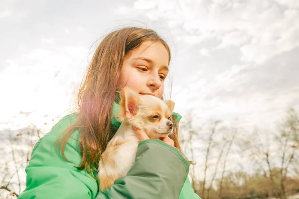 Teenager Mädchen Mit Chihuahua Mädchen Grüner Jacke Mit Welpe Auf — Stockfoto