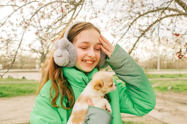 Ragazza Giacca Verde Con Cucciolo Chihuahua Tra Braccia Primavera Gli — Foto Stock