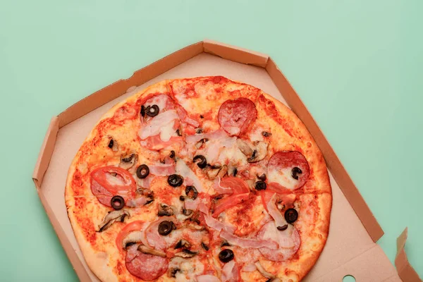 Pizza Dans Une Boîte Avec Olives Saucisse Tomate Sur Fond — Photo