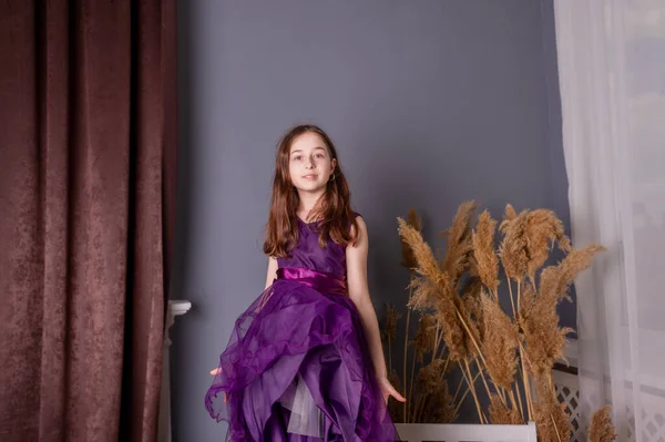 Menina Adolescente Vestido Roxo Dentro Casa Uma Menina Com Cabelo — Fotografia de Stock