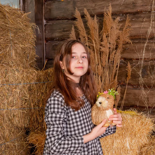 Menina Vestido Segurando Coelho Seus Braços Adolescente Com Coelho Brinquedo — Fotografia de Stock