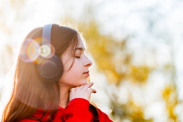 Gelukkige Meid Die Naar Muziek Luistert Met Een Koptelefoon Een — Stockfoto