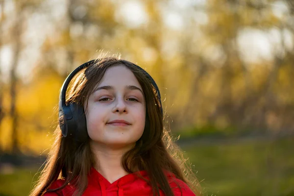 Gelukkige Meid Die Naar Muziek Luistert Met Een Koptelefoon Een — Stockfoto