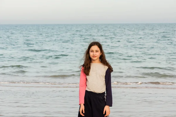 Tonårstjej Står Vid Havet Havssemester Flicka Tonåring Strand — Stockfoto