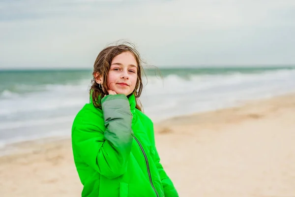 Adolescenta Lângă Mare Într Jachetă Fata Parul Castaniu Deschis Este — Fotografie, imagine de stoc