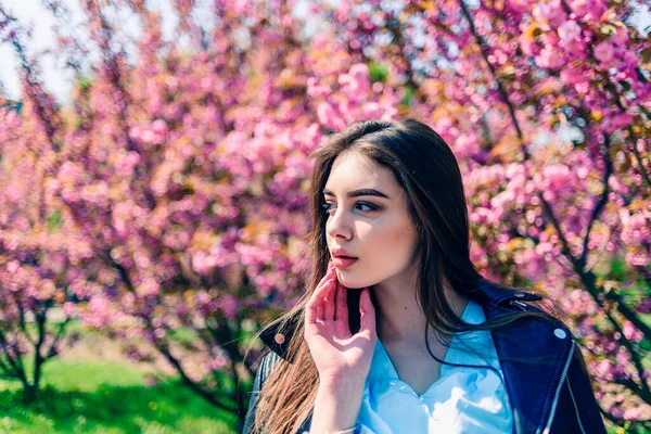Joven Hermosa Chica Con Pelo Largo Disfruta Belleza Naturaleza Primavera — Foto de Stock