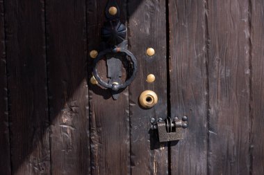 Klasik ahşap kapı. Kapı klasik ev kilidi kapalı