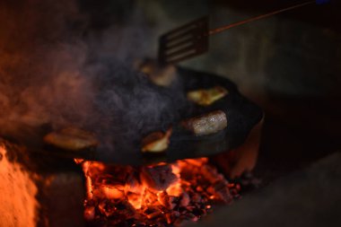 Yazın açık havada barbekü. Kazıkta domuz yağı. Sokak yemeği pişirmek. Yiyeceklerle dinlen..