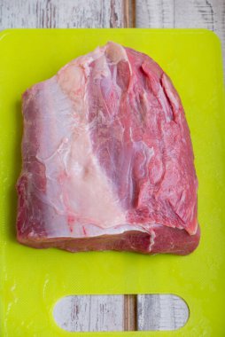 Kesme tahtasının üzerinde duran büyük bir parça taze et. Bir parça taze et..