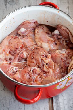 Çiğ domuz parçaları. Şiş kebabın üzerinde domuz eti. Çiğ, domuz eti, dilimle