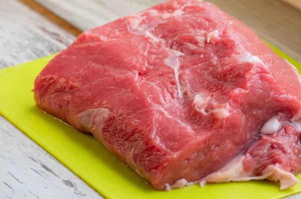 Bucată Mare Carne Proaspătă Situată Placă Tăiere Bucată Carne Proaspătă — Fotografie, imagine de stoc