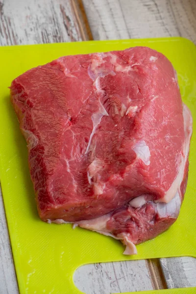 Grande Pedaço Carne Fresca Deitado Uma Tábua Corte Pedaço Carne — Fotografia de Stock