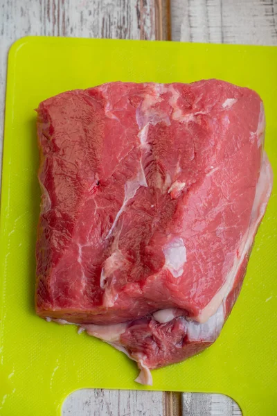 Bucată Mare Carne Proaspătă Situată Placă Tăiere Bucată Carne Proaspătă — Fotografie, imagine de stoc