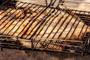 Dil balığı tel askıda kızartılır. Kızarmış dil balığı ızgarada pişmiş balık deniz ürünleri. diyet pesseeter.