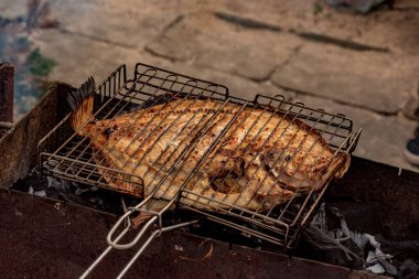 Dil balığı tel askıda kızartılır. Kızarmış dil balığı ızgarada pişmiş balık deniz ürünleri. diyet pesseeter.