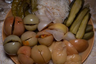 Sarımsaklı turşu. Tabakta sebze turşusu. lahana turşusu yeşil domates salatalık.