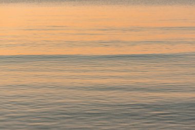 Gün batımında güzel su. Sabahın köründe deniz suyunun dokusu.