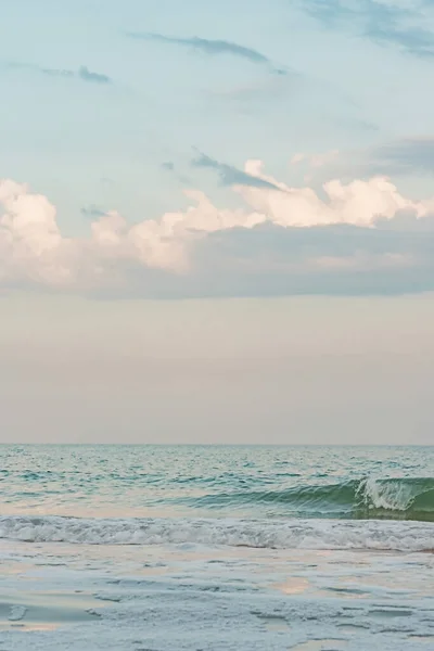 Azurfärgade Vågor Havet Hav Och Himmel Med Moln Sommaren Sommar — Stockfoto