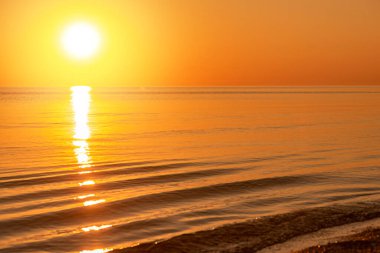 Denizde ya da okyanusta altın şafak. Yaz arkaplanı Denizde yaz sabahı.