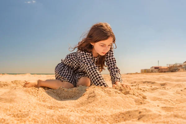 Fată Drăguţă Plajă Adolescenta Joacă Plajă Nisip Vacanță Vară Pentru — Fotografie, imagine de stoc